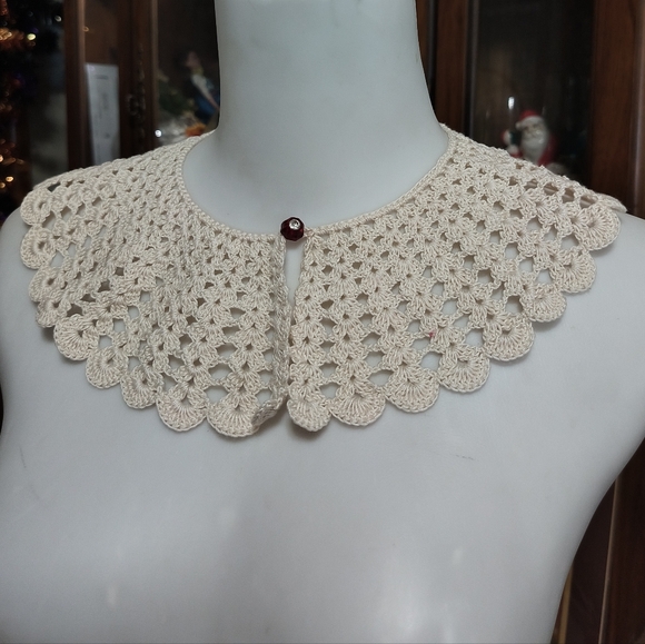 Vintage Crochet Button Collar - Picture 2 of 3